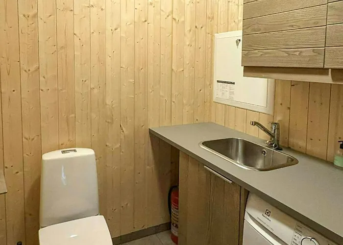 Al With Views Of Marshland And Mountains *